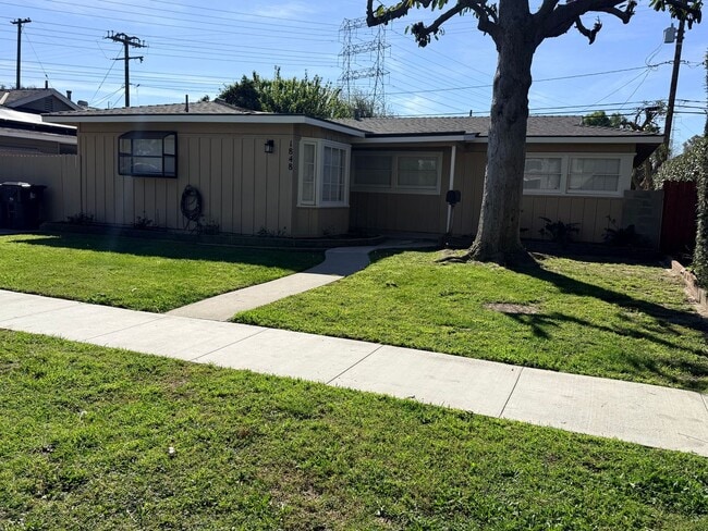 Building Photo - 4 bedroom home in LB with Large backyard now ready to rent!