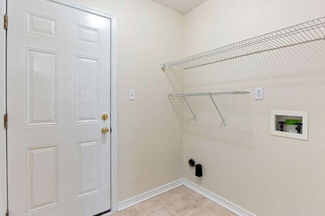 Building Photo - 4 bedroom 2 bathroom home in SW Pensacola ...