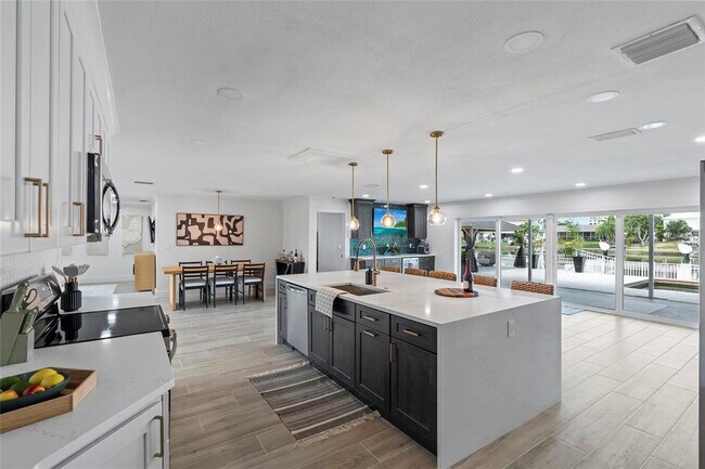 Building Photo - 668 Harbor Is