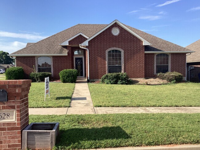 Primary Photo - 628 E Elder Ln