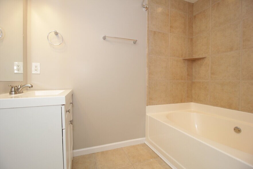 Building Photo - 3135 Sweetbriar Dr