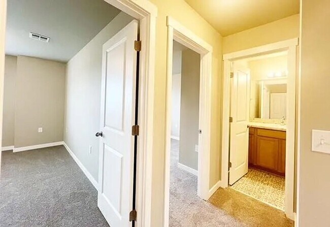 Building Photo - Modern 3BR / 2.5BA Townhome in Port Orchard – Spacious, Bright, and Conveniently Located