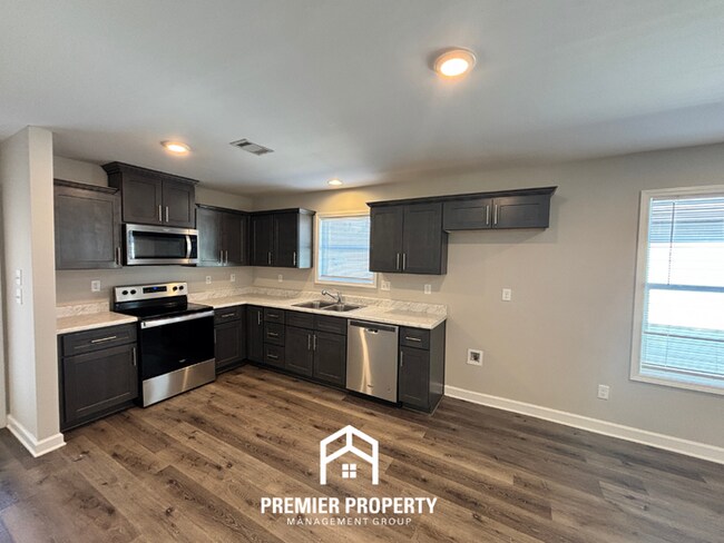 Building Photo - Spacious 4BR Home Near Tuscaloosa w/ 2-Car Garage, Covered Patio & Fenced Yard