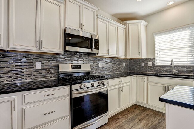 Building Photo - Massive 4 BR/2 Full BA & 2 Half BA EOG Tow...
