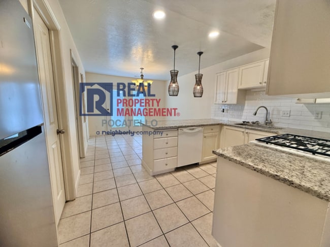 Building Photo - 3 Bed 1.5 Bath townhouse - 1 car garage