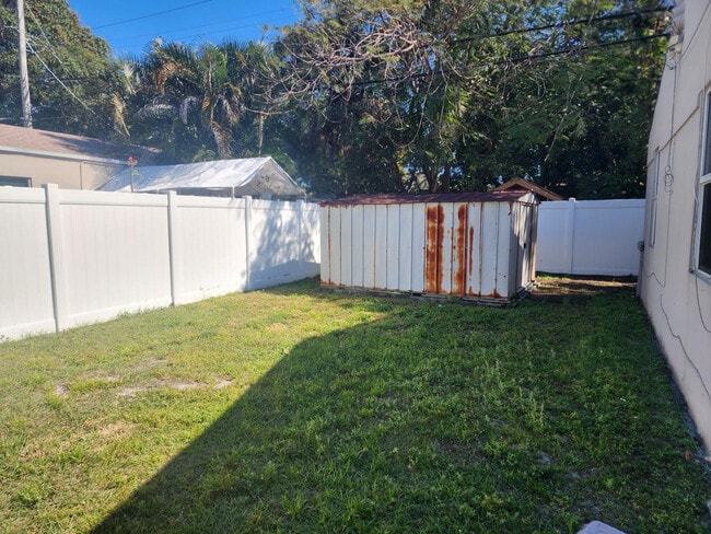 Building Photo - 413 SW 16th St