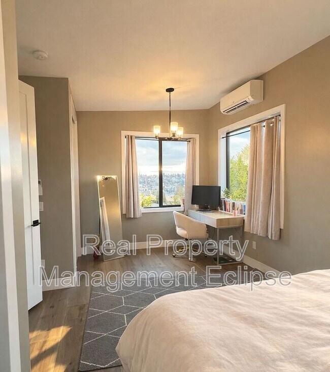 Building Photo - 2528 27th Ave W