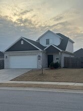 Building Photo - 1021 Lakeview Dr