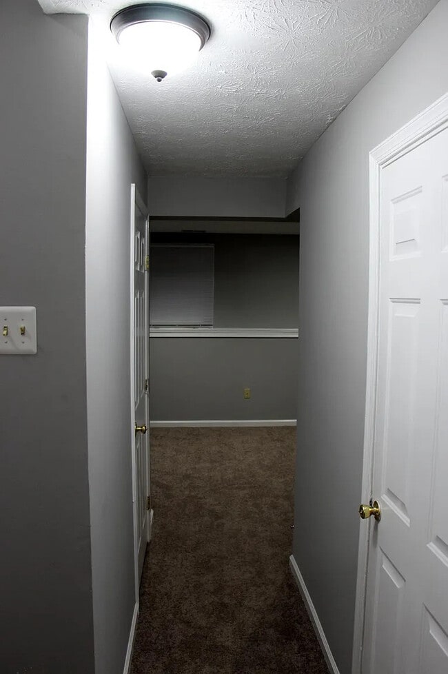 Building Photo - 445 Woodhill Dr