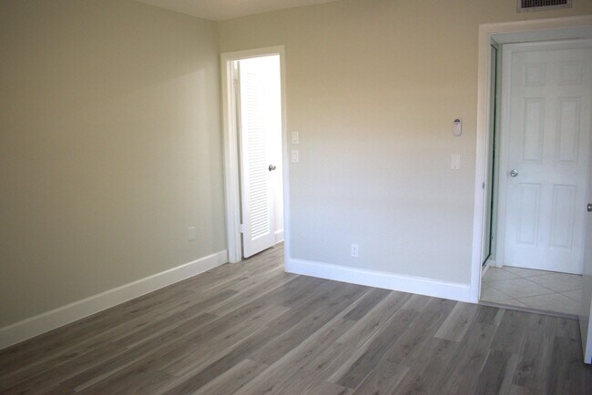 Building Photo - 185 Burgandy Way