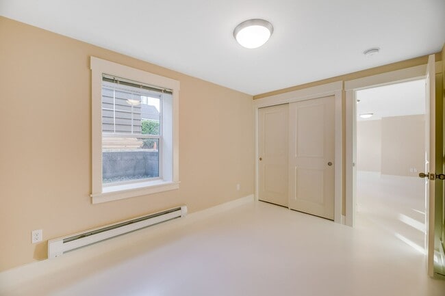 Building Photo - Amazing 4-Bedroom Daylight Basement in Well-Maintained Triplex!