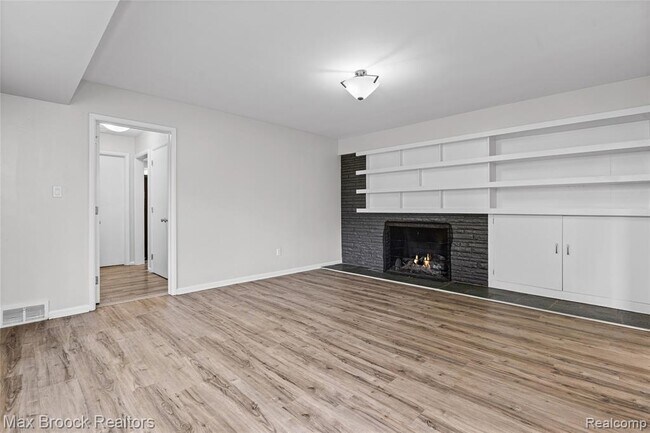 Building Photo - 3988 Lakeland Ln