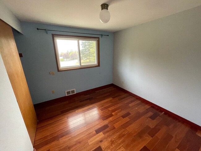 Building Photo - Fantastic and Spacious 3 Bedroom Home Clos...