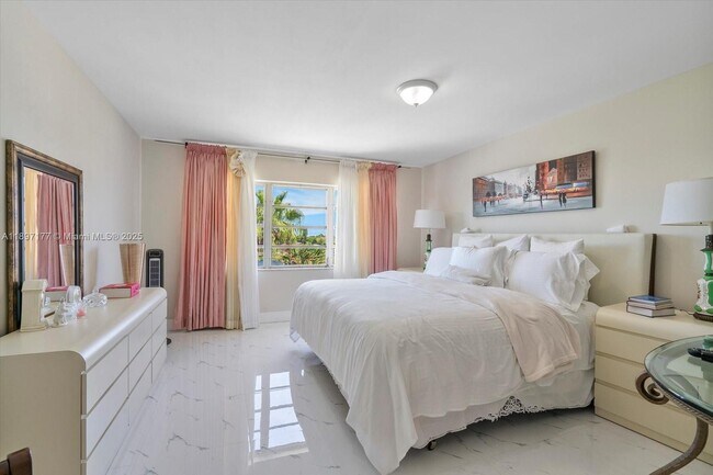 Building Photo - 875 NE 195th St