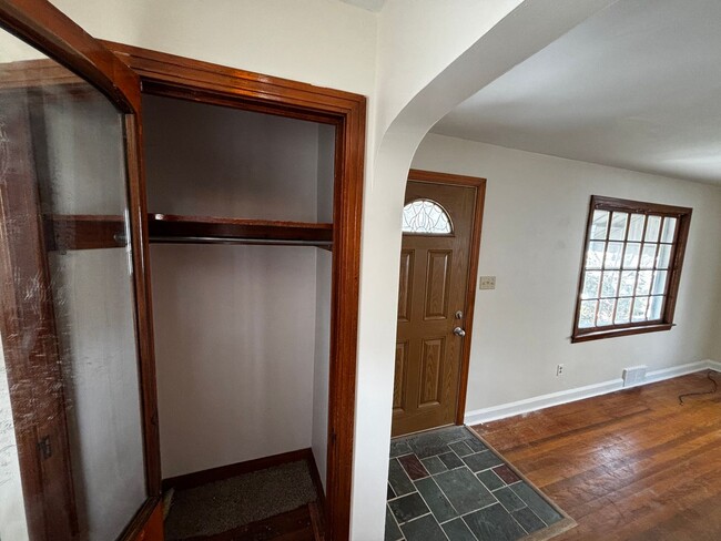 Building Photo - Charming Single Family Home for Rent - Excellent Grove City Location!