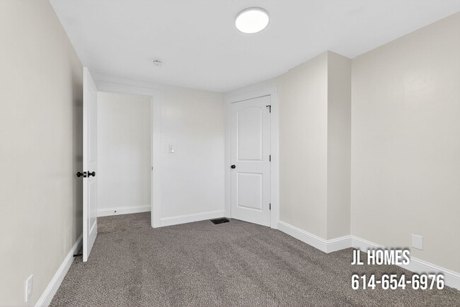 Building Photo - 512 Larcomb Ave