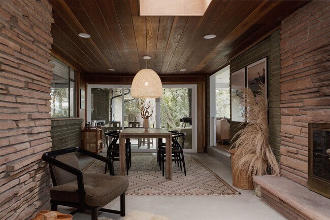 Building Photo - Chic 3BD, 3BA Mid-Century Home in Wheat Ri...