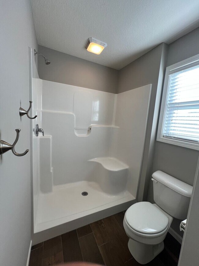 Building Photo - 400 Redwood Dr
