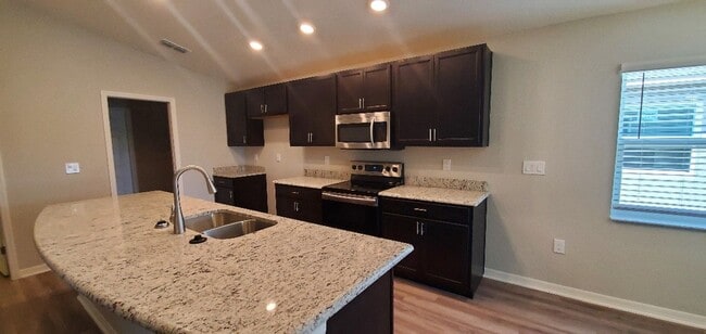 Building Photo - 4-Bedroom, 2-Bathroom in Winter Haven