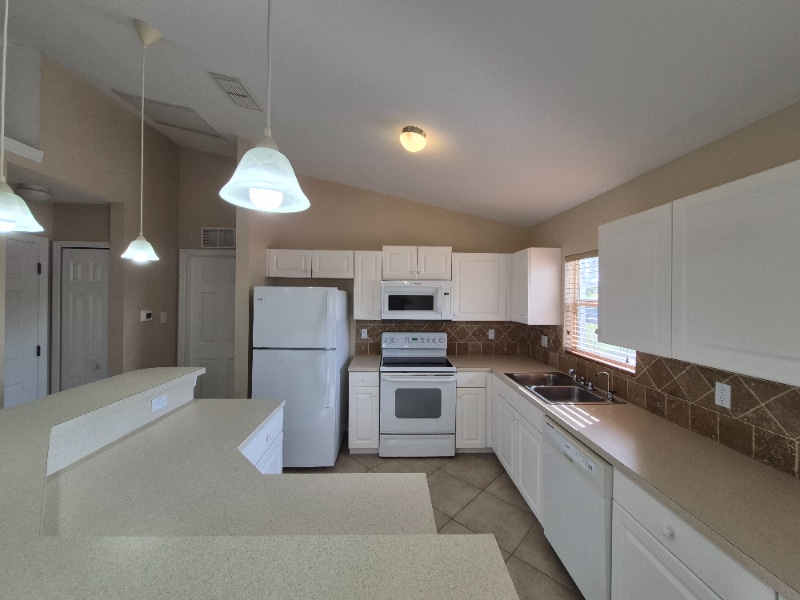 Building Photo - 1902 NW 14th Terrace