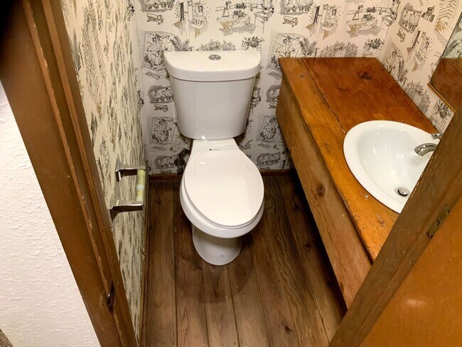 Building Photo - Two Bedroom Duplex in South Hills Area