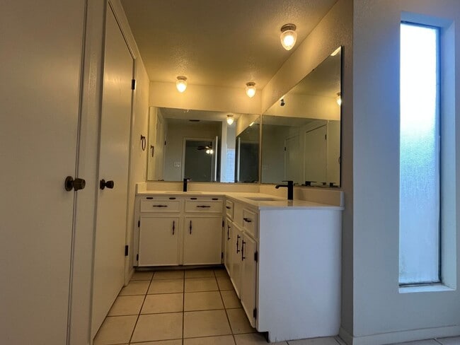 Building Photo - SPACIOUS SOUTHSIDE DUPLEX!