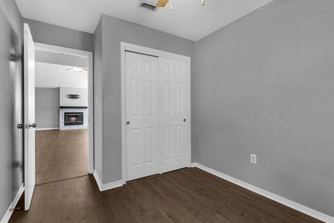 Building Photo - "Charming 3-Bed Home in Fort Walton Beach – Pet Friendly!"