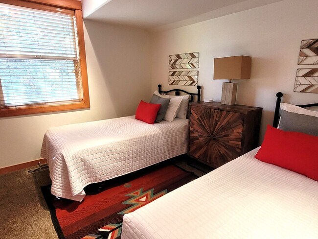 Building Photo - Hank's Hideaway in Sunriver, Furnished, all Utilities Included. Gym access, Hot Tub. 30-day Minim...