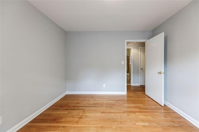 Building Photo - 1582 Lincoln Ave SE