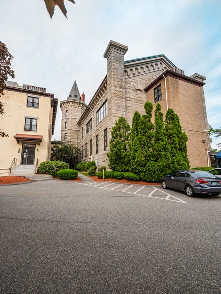 Building Photo - 195 Thorndike St