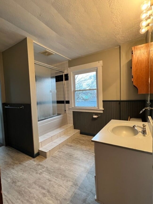 Building Photo - Very spacious 3 bedroom home for rent - Ca...