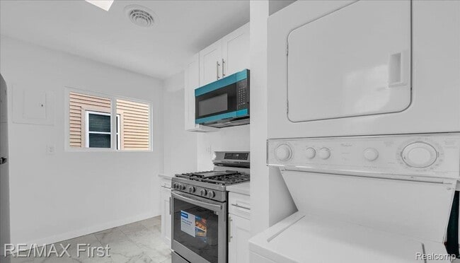 Building Photo - 23108 Pilgrim Ave