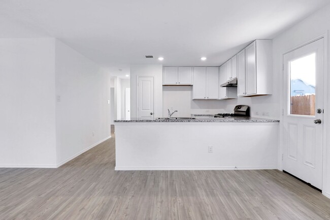 Building Photo - ***APPLICATION CURRENTLY UNDER REVIEW***MO...