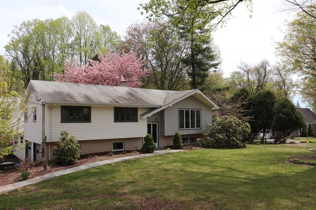 Building Photo - 442 Surrey Ln