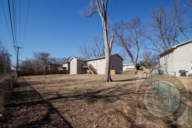 Building Photo - Charming 6 Bed 2 Bath Home Near the Offutt