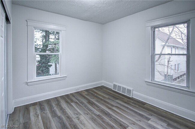 Building Photo - 1931 W 74th St