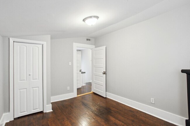 Building Photo - Large 4BR/2BA Downtown House Walking Distance to Daffin Park and Forsyth Park