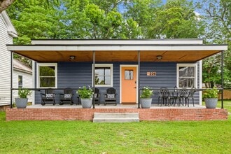 Building Photo - Modern Furnished Cottage Located Downtown!