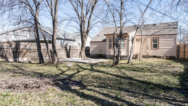 Building Photo - Beautifully remodeled 3/2 in West Tulsa - ...