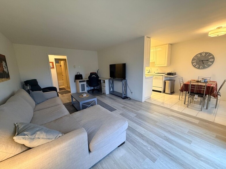 Building Photo - Bright Furnished 1BD in Prime Santa Monica Location w/ Private Balcony