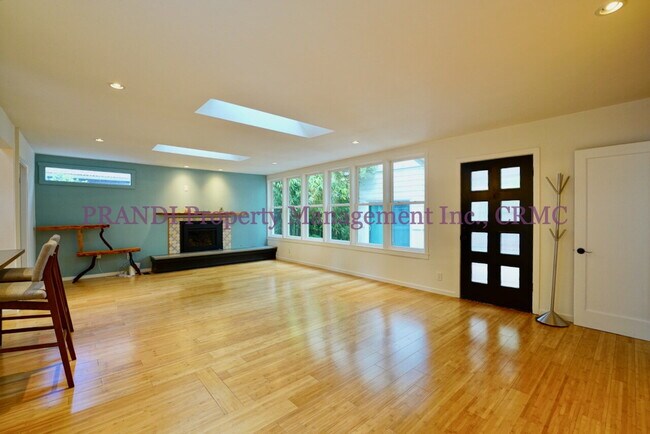 Building Photo - Bright, Stylish Fairfax Home with a Privat...