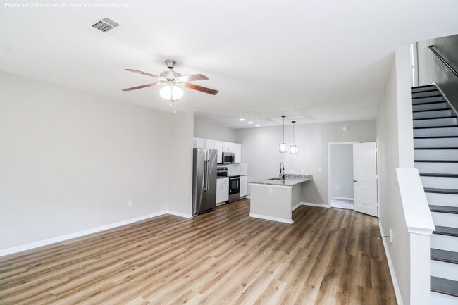 Building Photo - 3BD/3BA Available for Early August Move In