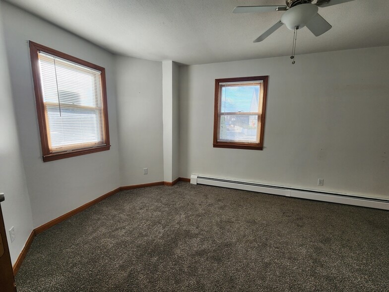 Building Photo - 31 Elm St