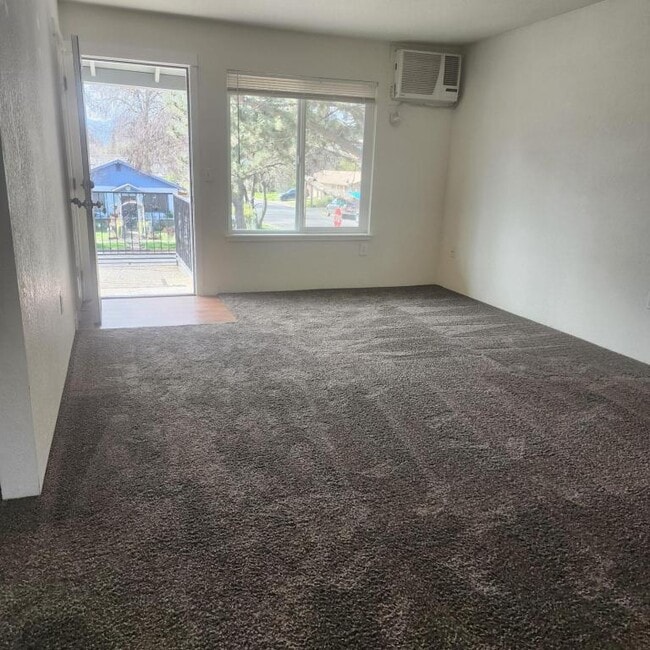 Building Photo - 444 NW D St