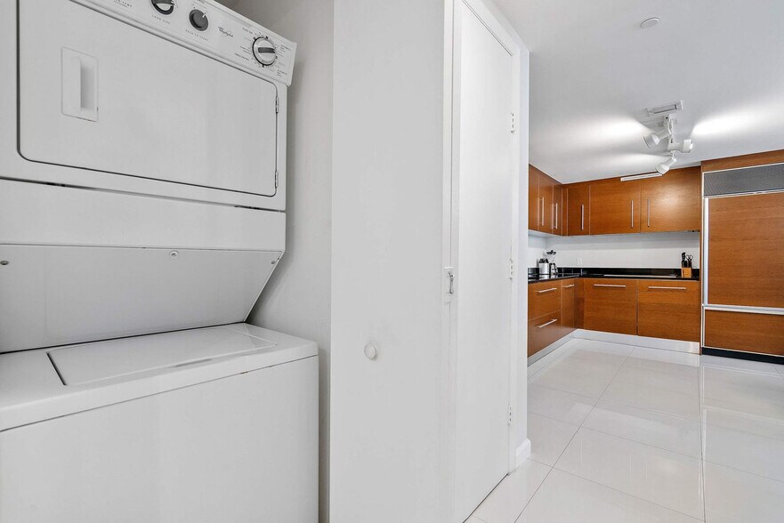 Building Photo - 485 Brickell Ave
