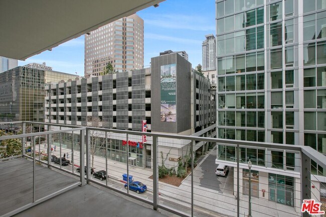 Building Photo - 645 W 9th St