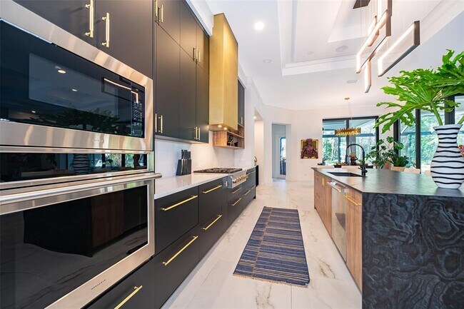 Building Photo - 15210 Pendio Dr