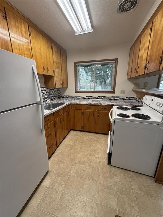 Building Photo - 163 NE Lincoln Ct