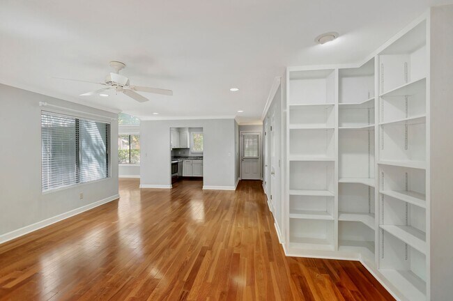 Building Photo - Prime Location Near Ravenel Bridge & Charl...