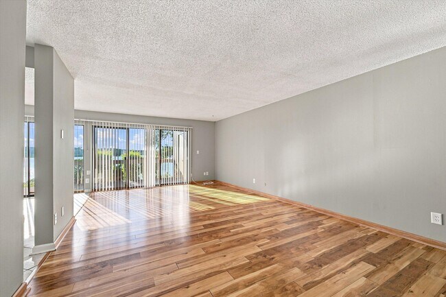 Building Photo - 893 Cliffs Dr
